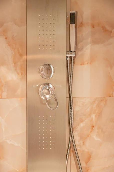 Smaragdi Luxury Jacuzzi Apartment Noho Premium Living Атина Екстериор снимка