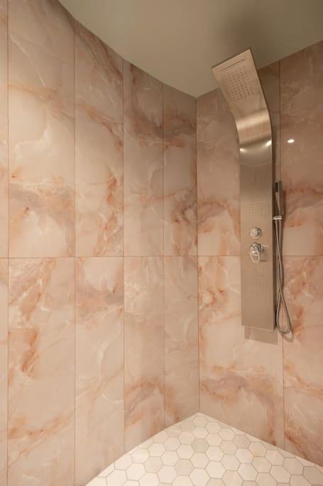 Smaragdi Luxury Jacuzzi Apartment Noho Premium Living Атина Екстериор снимка