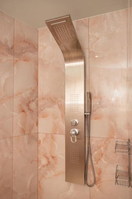 Smaragdi Luxury Jacuzzi Apartment Noho Premium Living Атина Екстериор снимка