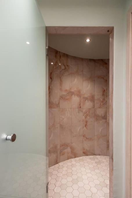 Smaragdi Luxury Jacuzzi Apartment Noho Premium Living Атина Екстериор снимка