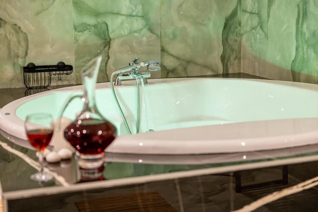 Smaragdi Luxury Jacuzzi Apartment Noho Premium Living Атина Екстериор снимка