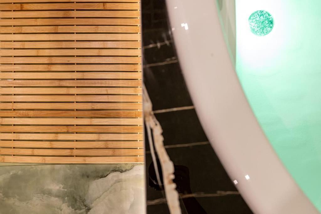 Smaragdi Luxury Jacuzzi Apartment Noho Premium Living Атина Екстериор снимка