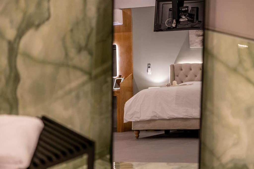 Smaragdi Luxury Jacuzzi Apartment Noho Premium Living Атина Екстериор снимка