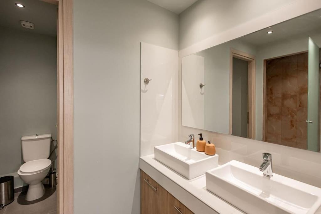 Smaragdi Luxury Jacuzzi Apartment Noho Premium Living Атина Екстериор снимка