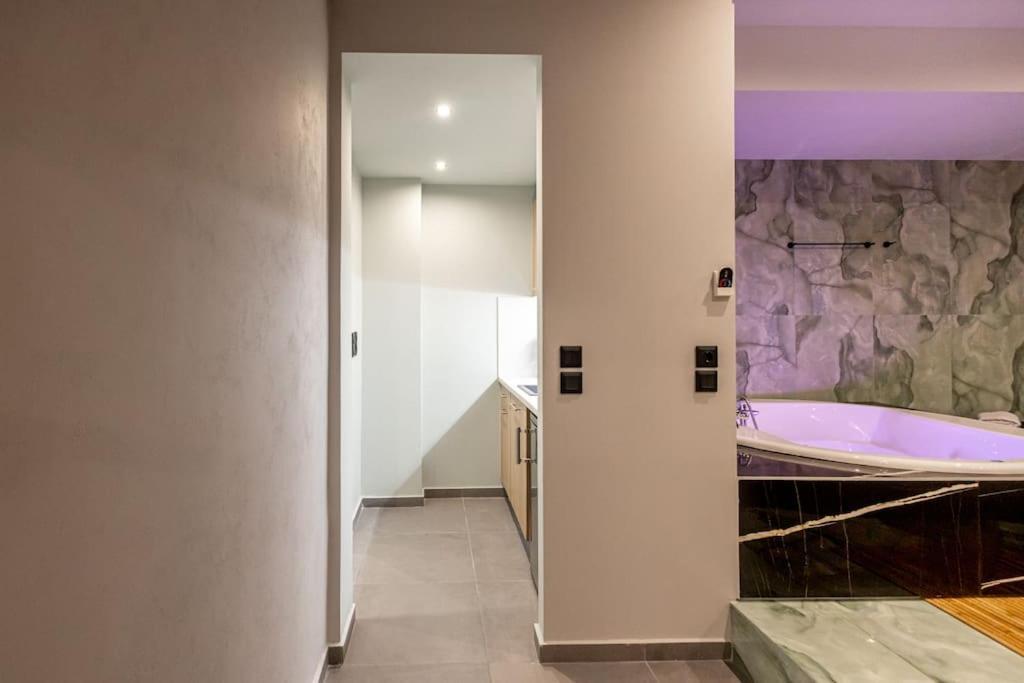 Smaragdi Luxury Jacuzzi Apartment Noho Premium Living Атина Екстериор снимка
