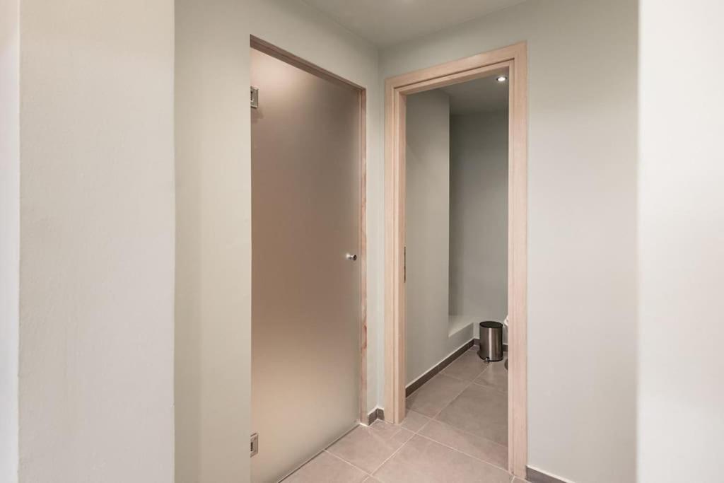 Smaragdi Luxury Jacuzzi Apartment Noho Premium Living Атина Екстериор снимка