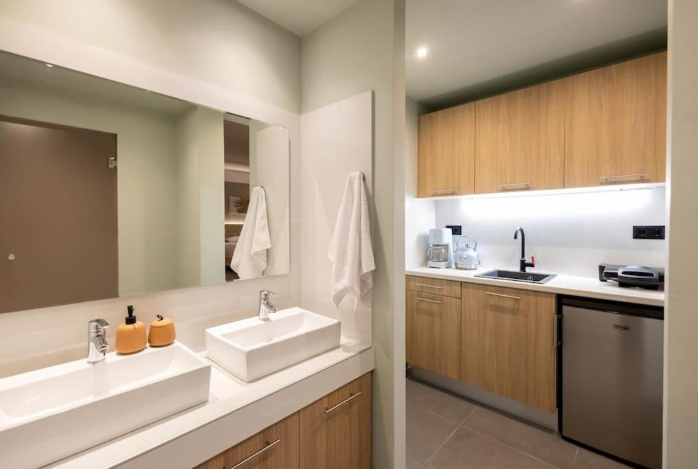 Smaragdi Luxury Jacuzzi Apartment Noho Premium Living Атина Екстериор снимка