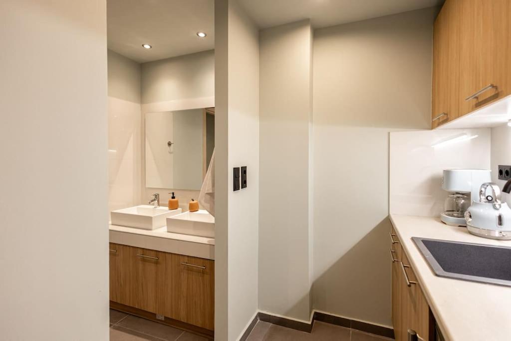 Smaragdi Luxury Jacuzzi Apartment Noho Premium Living Атина Екстериор снимка