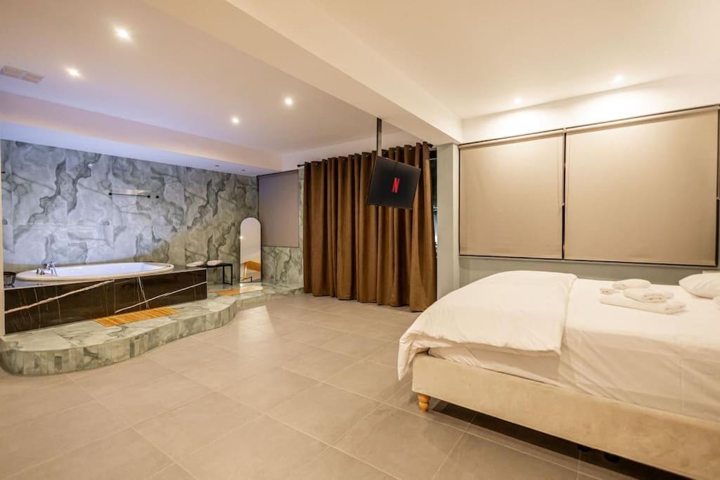 Smaragdi Luxury Jacuzzi Apartment Noho Premium Living Атина Екстериор снимка