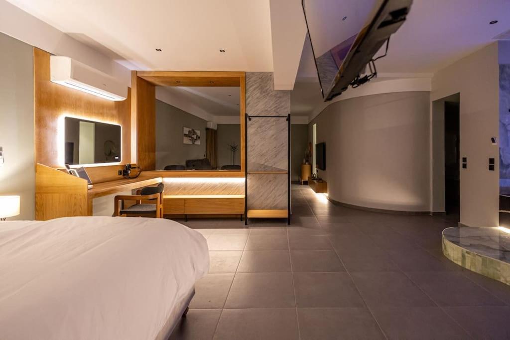 Smaragdi Luxury Jacuzzi Apartment Noho Premium Living Атина Екстериор снимка