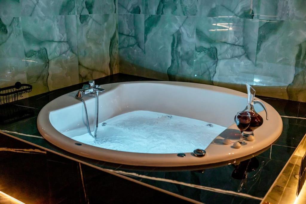 Smaragdi Luxury Jacuzzi Apartment Noho Premium Living Атина Екстериор снимка