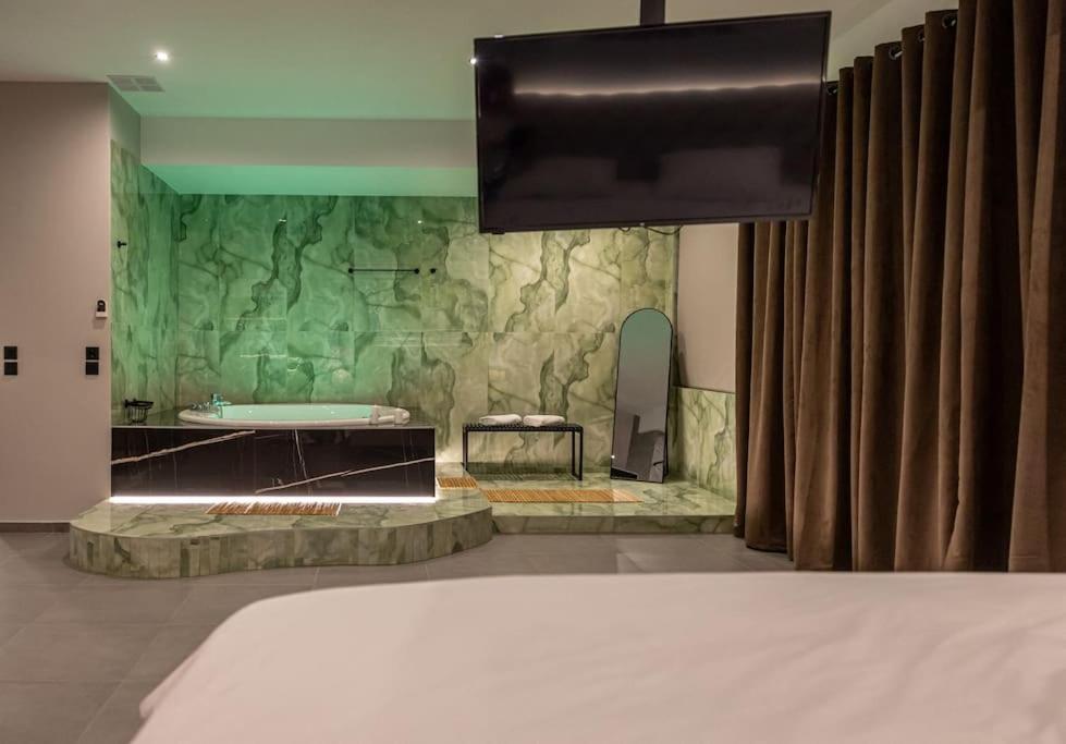 Smaragdi Luxury Jacuzzi Apartment Noho Premium Living Атина Екстериор снимка