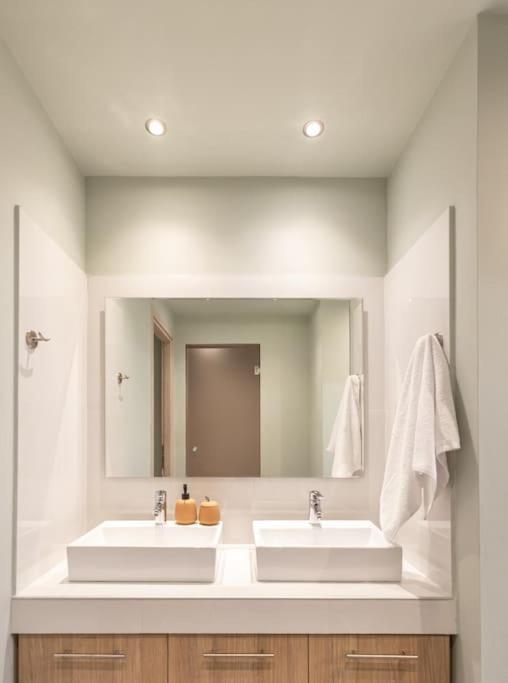 Smaragdi Luxury Jacuzzi Apartment Noho Premium Living Атина Екстериор снимка
