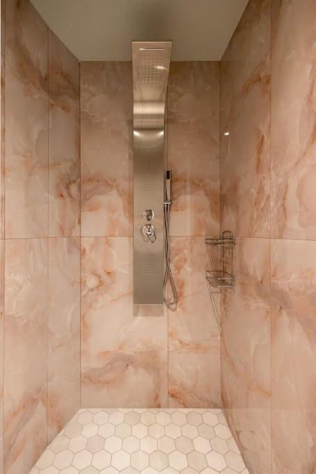 Smaragdi Luxury Jacuzzi Apartment Noho Premium Living Атина Екстериор снимка