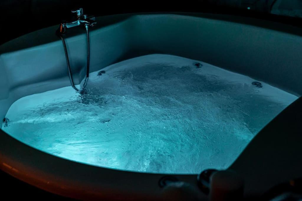 Smaragdi Luxury Jacuzzi Apartment Noho Premium Living Атина Екстериор снимка