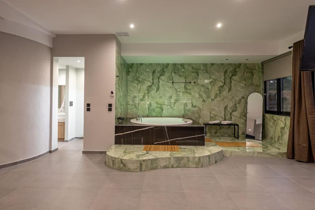 Smaragdi Luxury Jacuzzi Apartment Noho Premium Living Атина Екстериор снимка