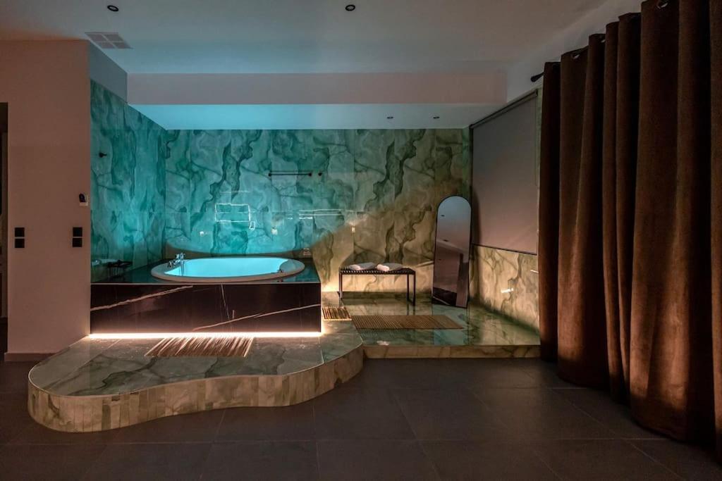 Smaragdi Luxury Jacuzzi Apartment Noho Premium Living Атина Екстериор снимка
